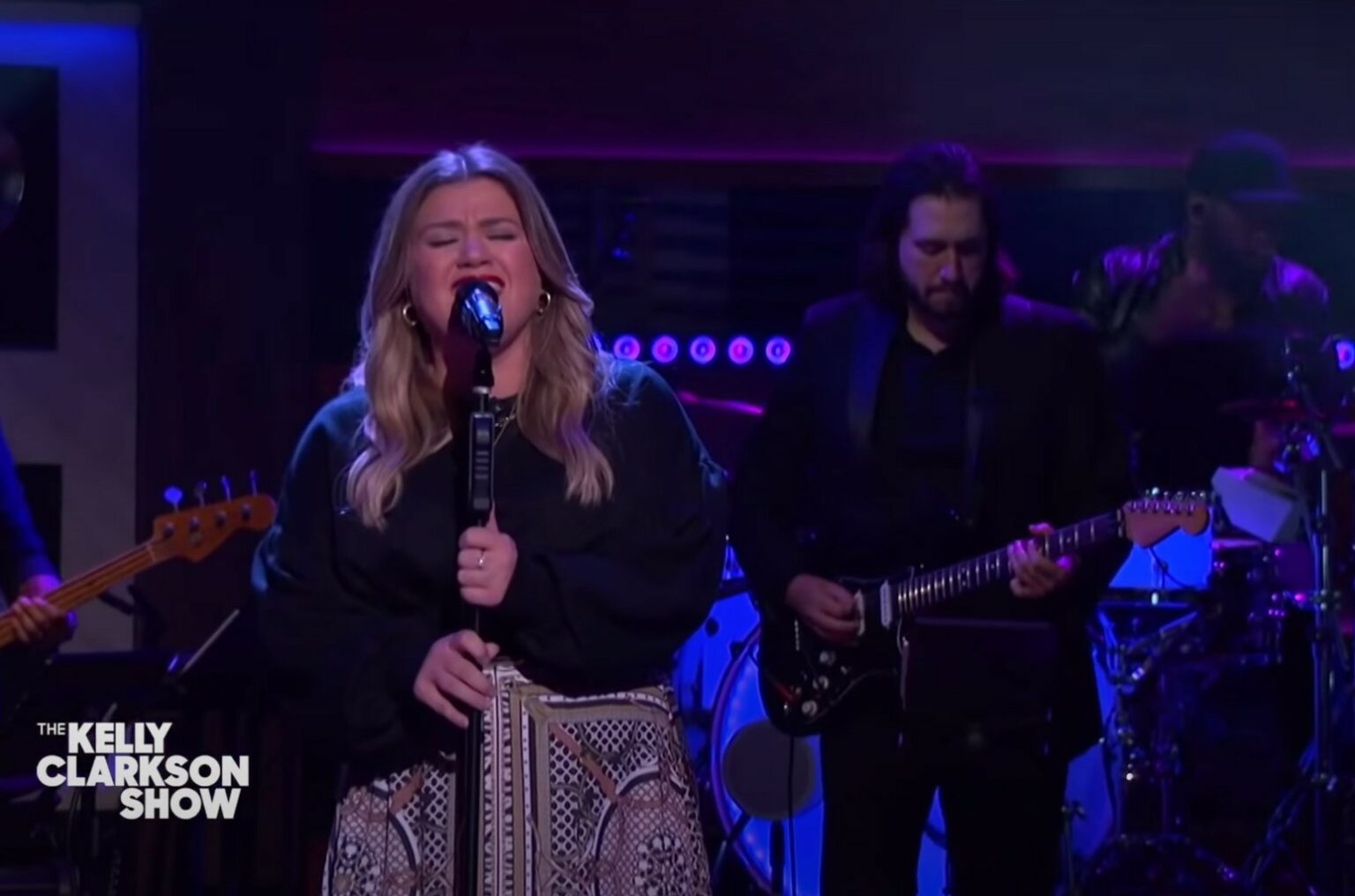 Kelly Clarkson’s Cover of Prince’s ‘Kiss’ Is Breathtaking: Watch – Hot ...